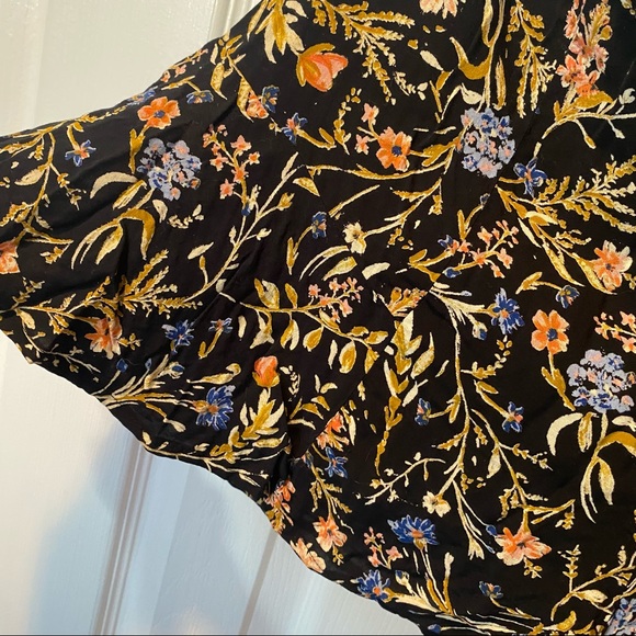 Urban Outfitters Kimchi Blue Floral Ruffle Shorts in Black/Gold - Picture 7 of 9